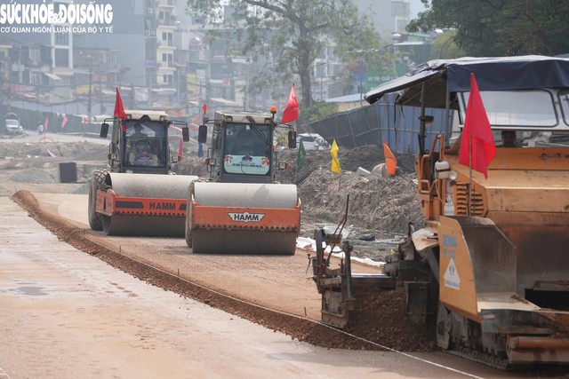 Đoạn còn lại đang được thi công đến lớp cấp phối đá dăm loại 2. Hạ tầng kỹ thuật và phương án giao thông tạm cũng được thi công đồng bộ, hạn chế ảnh hưởng đến người dân.