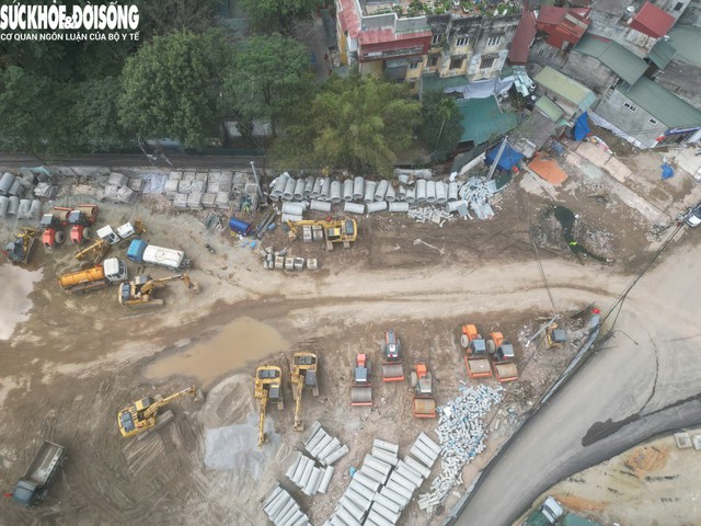 Nhiều máy móc được huy động tại công trường dự án.