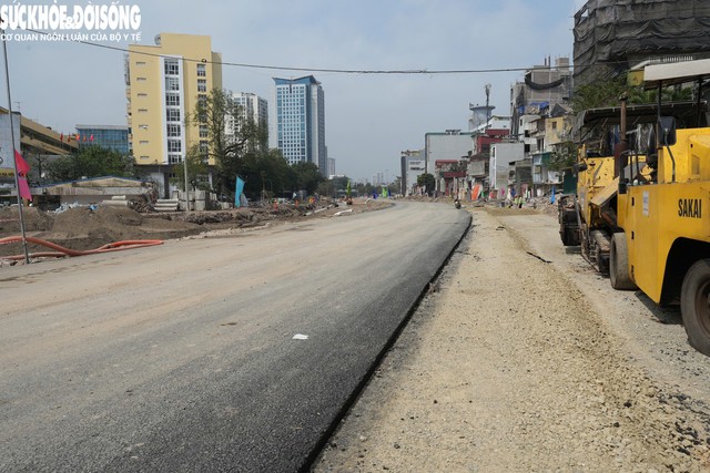 Đoạn đường từ dốc Bệnh viện Phụ sản Hà Nội đến nút giao Voi Phục với chiều dài khoảng 350m đã thảm bê tông nhựa phục vụ đi lại dịp Tết Nguyên đán.