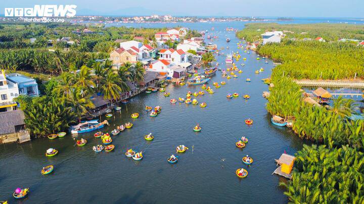 Theo Forbes, trải nghiệm ngồi thuyền thúng len lỏi giữa rừng dừa và chứng kiến người dân quăng lưới là điều ấn tượng nhất, không thể bỏ qua khi đến Cẩm Thanh.