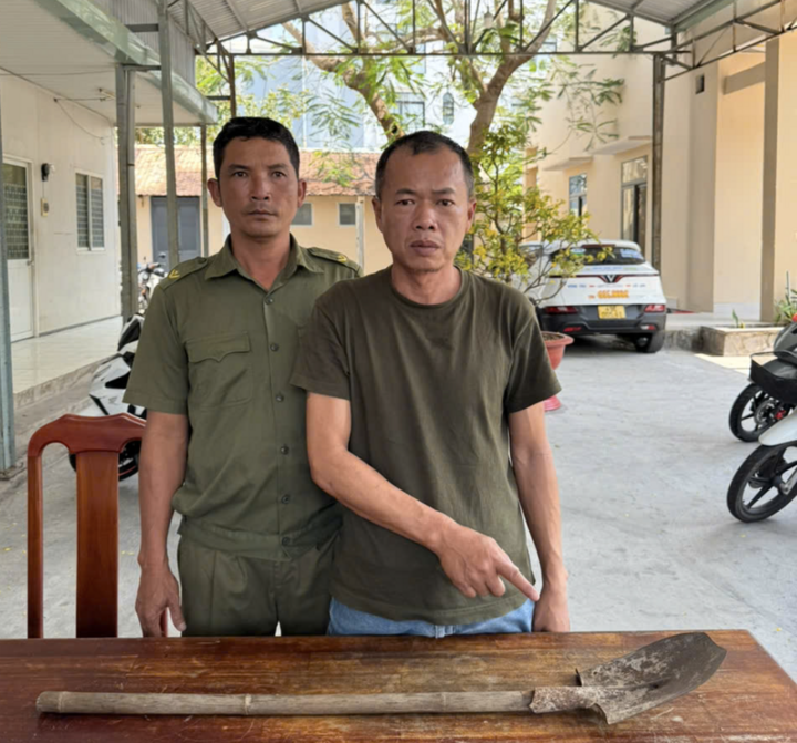 Vũ Đặng Trần Quốc Vũ cùng tang vật gây án. (Ảnh Công an TP.HCM)