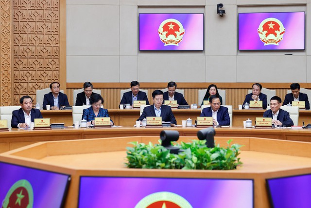 Các Phó Thủ tướng Hồ Đức Phớc, Bùi Thanh Sơn, Mai Văn Chính, Phạm Thị Thanh Trà dự cuộc họp.