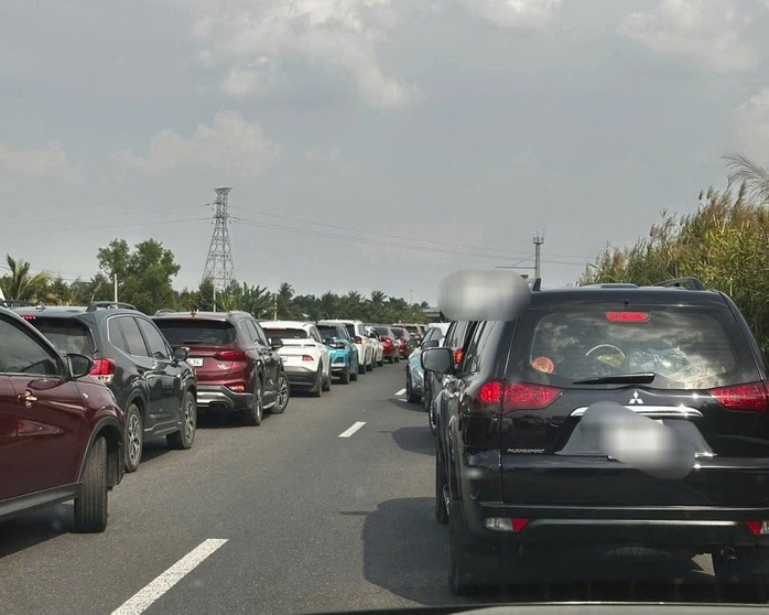 Chiều mùng 5 Tết, hàng ngàn phương tiện từ miền Tây đi TPHCM khiến Quốc lộ 1 và tuyến cao tốc bị ùn ứ cục bộ. Ảnh: Hải Đường