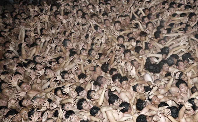 Biển người dự lễ hội khỏa thân ở thành phố Okayama, Nhật Bản, ngày 21/2. Ảnh: Kyodo