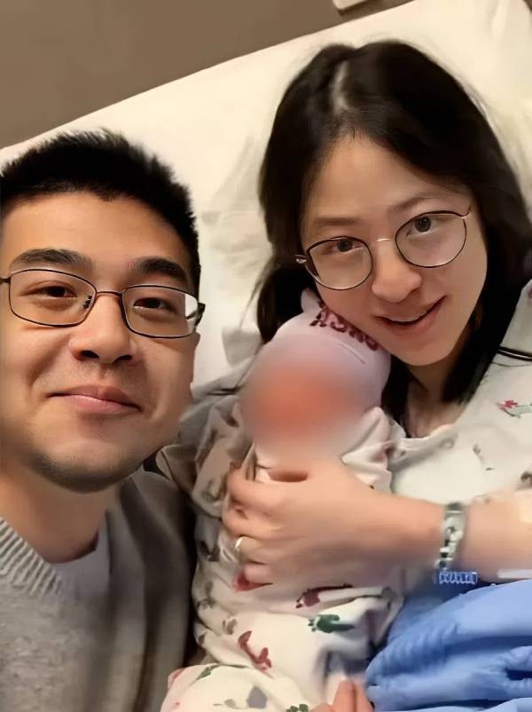 Paul và vợ khoe con sau ca vượt cạn 23 tiếng. Ảnh: 163