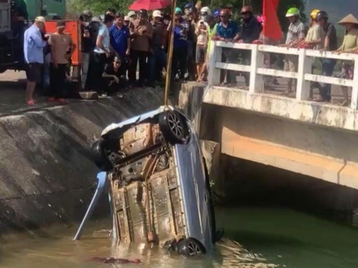 Chiếc xe được cẩu lên.