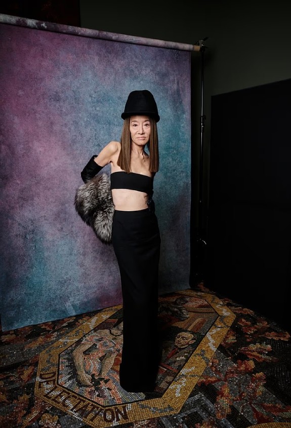 Vera Wang, 77 tuổi, khoe vòng eo thon gọn trong bộ trang phục đen ton sur ton phụ kiện. Vẻ ngoài trẻ trung bất chấp tuổi tác của bà thu hút chú ý, khi bà góp mặt tại bữa tiệc dành cho các ứng cử viên BAFTA ở London.