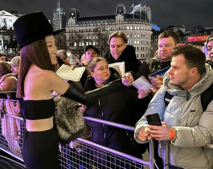 Vera Wang bày tỏ niềm vui khi tặng fan chữ ký: 'Thời gian cho fan, thời gian cho gia đình, thời gian vui vẻ! Cảm ơn từng người trong số các bạn vì sự ủng hộ và tình bạn, ngay cả khi trời mưa'.