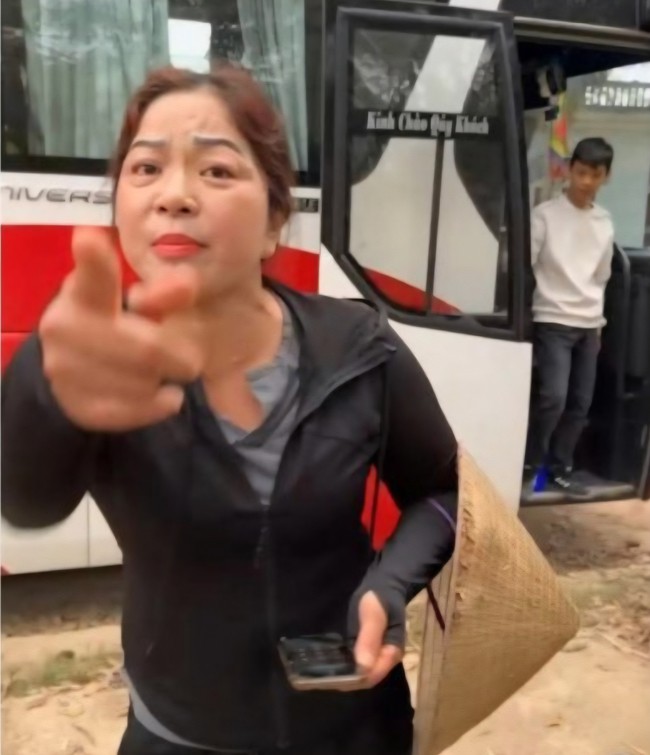 Đối tượng Nguyễn Thị Mùi tự ý thu tiền trông giữ xe trái phép. Ảnh cắt từ clip