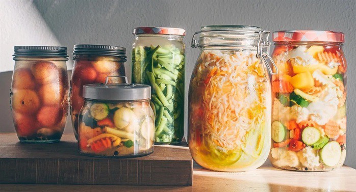Các món rau củ muối chua, sữa chua... có thể hỗ trợ chúng ta kiểm soát cân nặng và mỡ máu - Ảnh minh họa: NEWS MEDICAL
