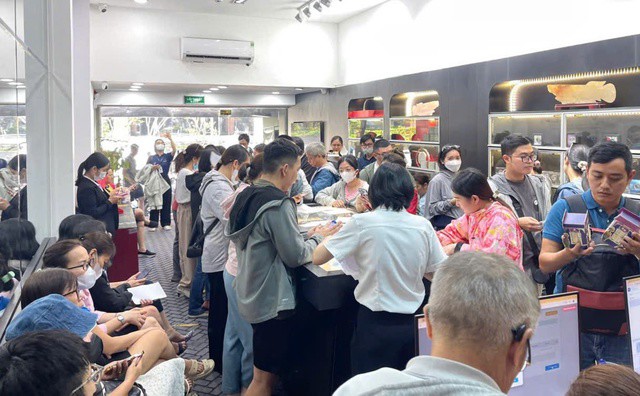 Khách mua bạc lấy may tại cửa hàng Ancarat ở TPHCM. Ảnh: Lam Giang