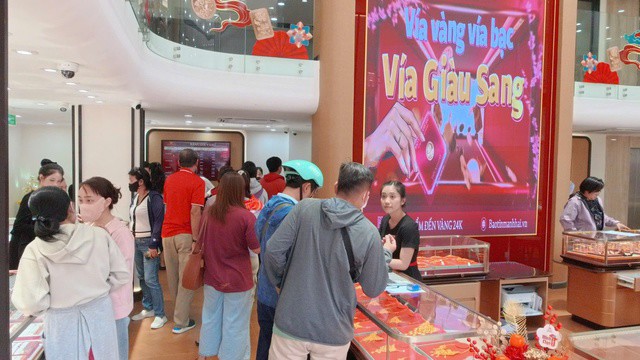 Khách mua vàng "lấy may" tại cửa hàng Bảo Tín Mạnh Hải sáng mùng 7 tháng Giêng. Ảnh: Vũ Vinh