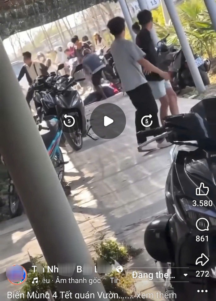 Cháu bé ngã gục xuống nền bê tông sau khi bị ném trúng vùng đầu