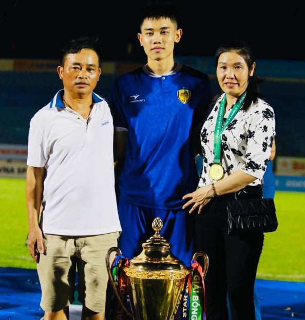 Nguyễn Đình Bắc và bố mẹ. Ảnh: G.Đ