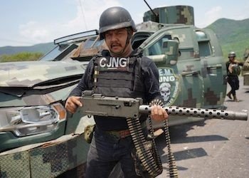 DEA cho biết CJNG là “bên cung cấp fentanyl bất hợp pháp chủ chốt” cho người dùng tại Mỹ, “thu về hàng tỷ USD lợi nhuận từ việc sản xuất ma túy tổng hợp bất hợp pháp, cũng như là một trong những bên cung cấp cocaine chính cho thị trường Mỹ” và có mặt tại hơn 40 quốc gia