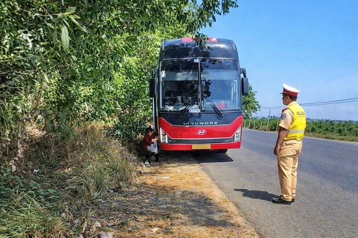 Phòng CSGT Công an tỉnh Quảng Ngãi xử phạt xe khách 45 chỗ chở 61 người