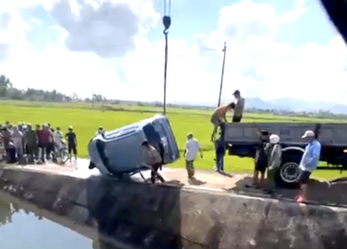 Lực lượng chức năng trục vớt xe con lên bờ đề phục vục công tác điều tra