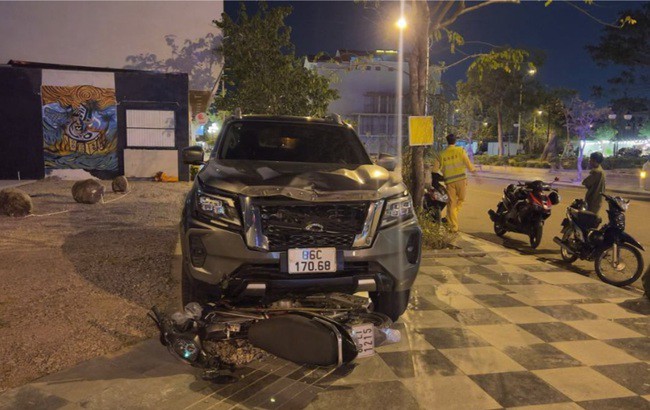 Ô tô kéo lê xe máy một đoạn dài khoảng 1km trước khi dừng lại