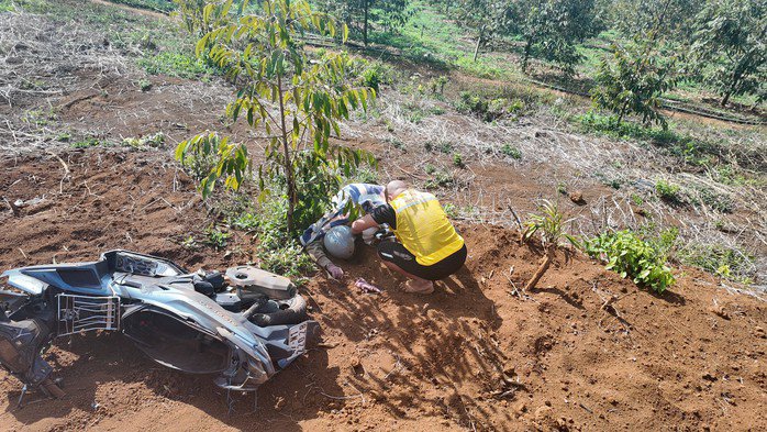 Hiện trường vụ tai nạn thương tâm ngày Mùng 2 Tết khiến 3 người tử vong ở xã Bảo Lâm 5. Ảnh: Đội SOS TP Bảo Lộc.