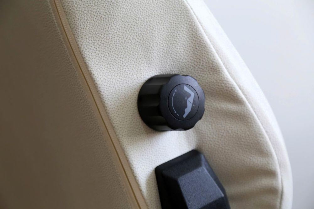 Nhiều chi tiết hỗ trợ ngã lưng ghế/khóa độ ngã, lực nâng phần lưng, tay vịn xoay 4D,...