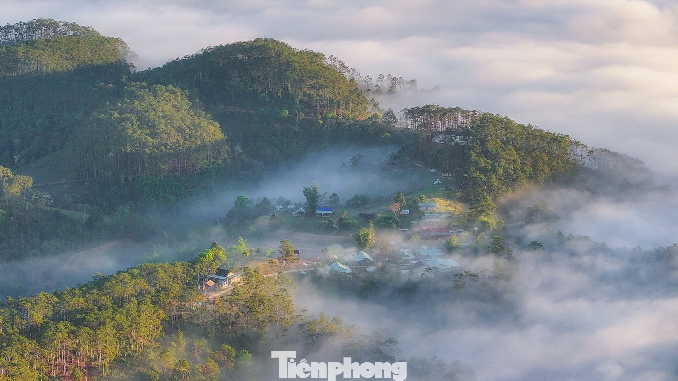 Khi mặt trời vừa ló dạng sau rặng núi, hơi lạnh từ các thung lũng bốc lên, những dải mây trắng bắt đầu dâng cao, nhẹ nhàng tràn qua đồi núi, bản làng, tạo nên khung cảnh bồng bềnh, huyền ảo.