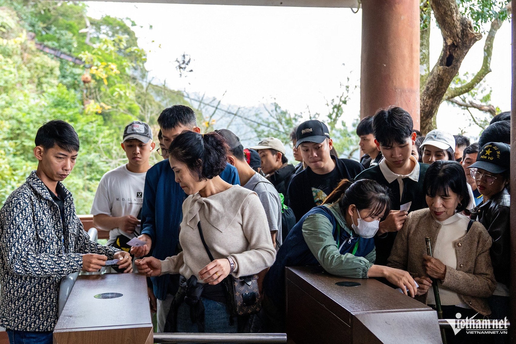 Rất đông người xếp hàng để chờ lên cáp treo tại khu vực nhà ga