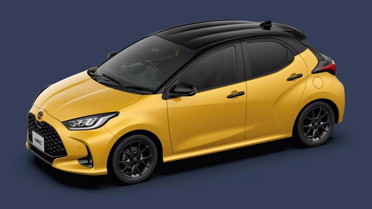 Bộ đôi Toyota Yaris (trái) và Yaris Cross (phải) phiên bản 2026.