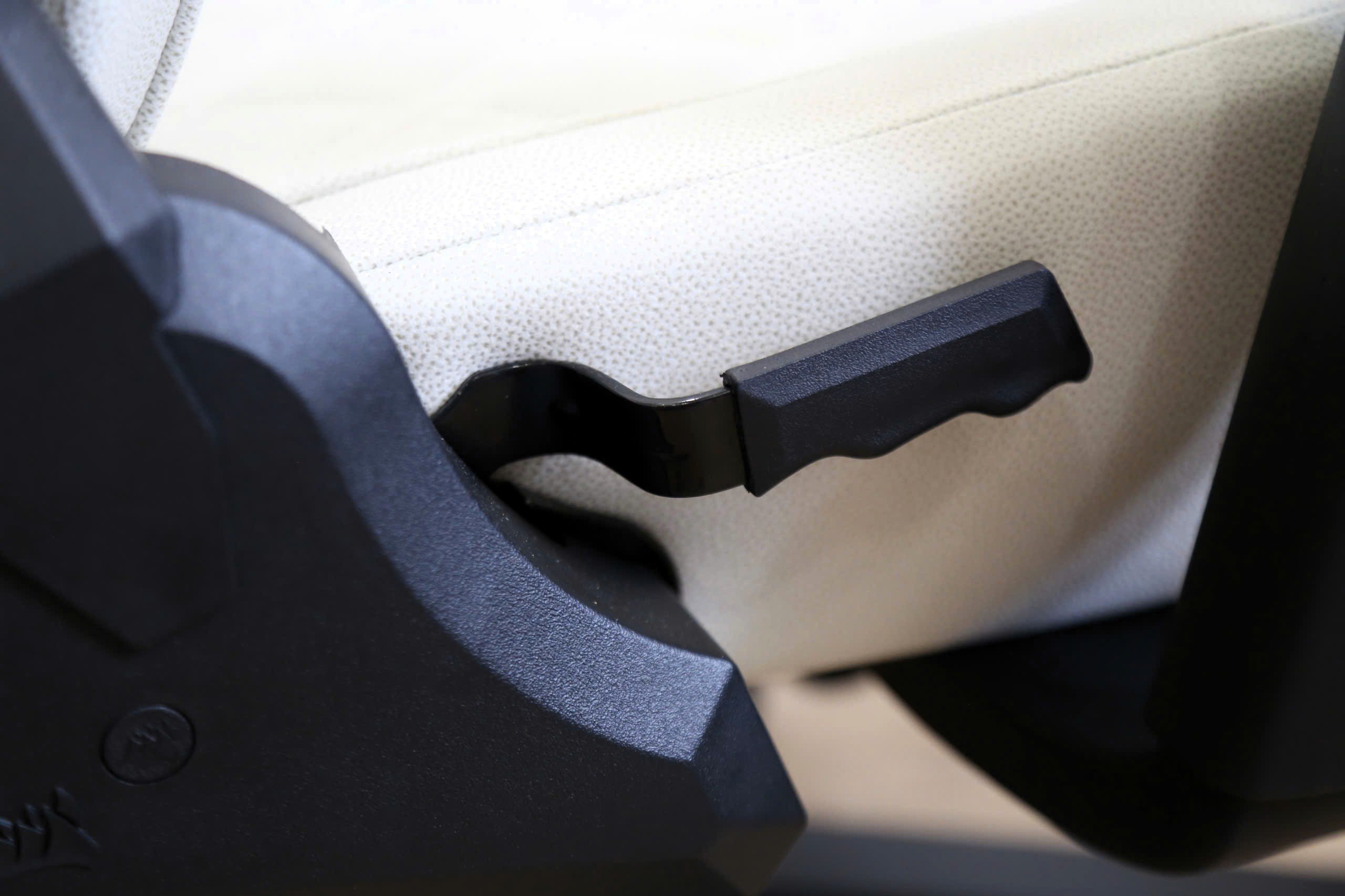 Nhiều chi tiết hỗ trợ ngã lưng ghế/khóa độ ngã, lực nâng phần lưng, tay vịn xoay 4D,...