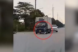 Clip: Phóng nhanh qua ngã tư, thanh niên trượt ngã chui gầm ô tô thoát chết khó tin