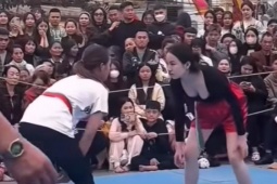 Hot-girl vô cùng gợi cảm, mặc áo "trễ nải" thượng đài gây sốt vật hội làng