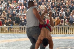 Hiếu "khổng lồ" nhấc bổng Đào Hồng Sơn như nhấc em bé, bị tố "chơi xấu"