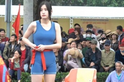 “Thần tiên tỷ tỷ” vật Việt Nam thắng như chẻ tre, làm nức lòng khán giả ở hội làng