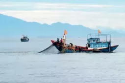 Ngư phủ đánh đồng nghiệp rơi xuống biển rồi cấm người khác cứu vớt