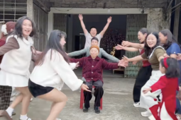 Trend  ' chạy vào ôm ông bà '  gây sốt mạng đầu năm mới Bính Ngọ