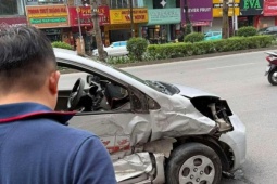 Tài xế ôtô gây tai nạn liên hoàn trên phố Hà Nội rồi bỏ chạy