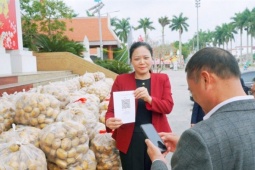 Lãnh đạo xã ở Hưng Yên livestream bán 4,5 tấn khoai tây giúp dân