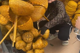 Độc lạ vật phẩm ‘mua may bán rủi’ ở chợ Viềng Phủ Dầy Xuân 2026