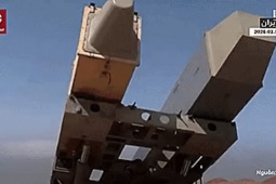 Iran triển khai tàu chiến, tên lửa mới ở eo biển Hormuz