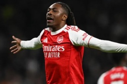 Eze sánh ngang Henry - Van Persie, sao Arsenal gây tranh cãi ở đại thắng Tottenham