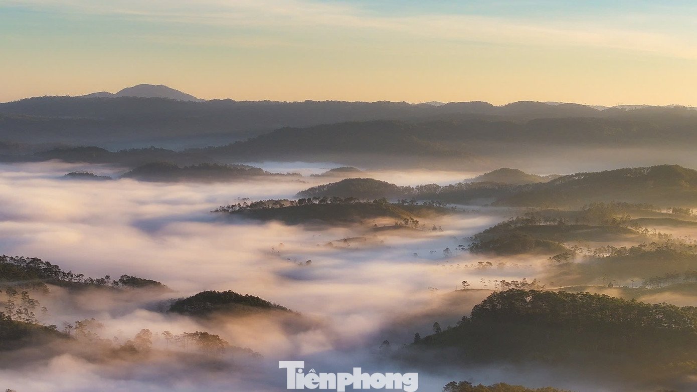 Từ đồi Đức Mẹ Măng Đen, khu 37 hộ cho đến các làng Kon Tu Rằng, Kon Pring, Kon Vơng Kia… biển mây như tấm voan khổng lồ phủ kín không gian.