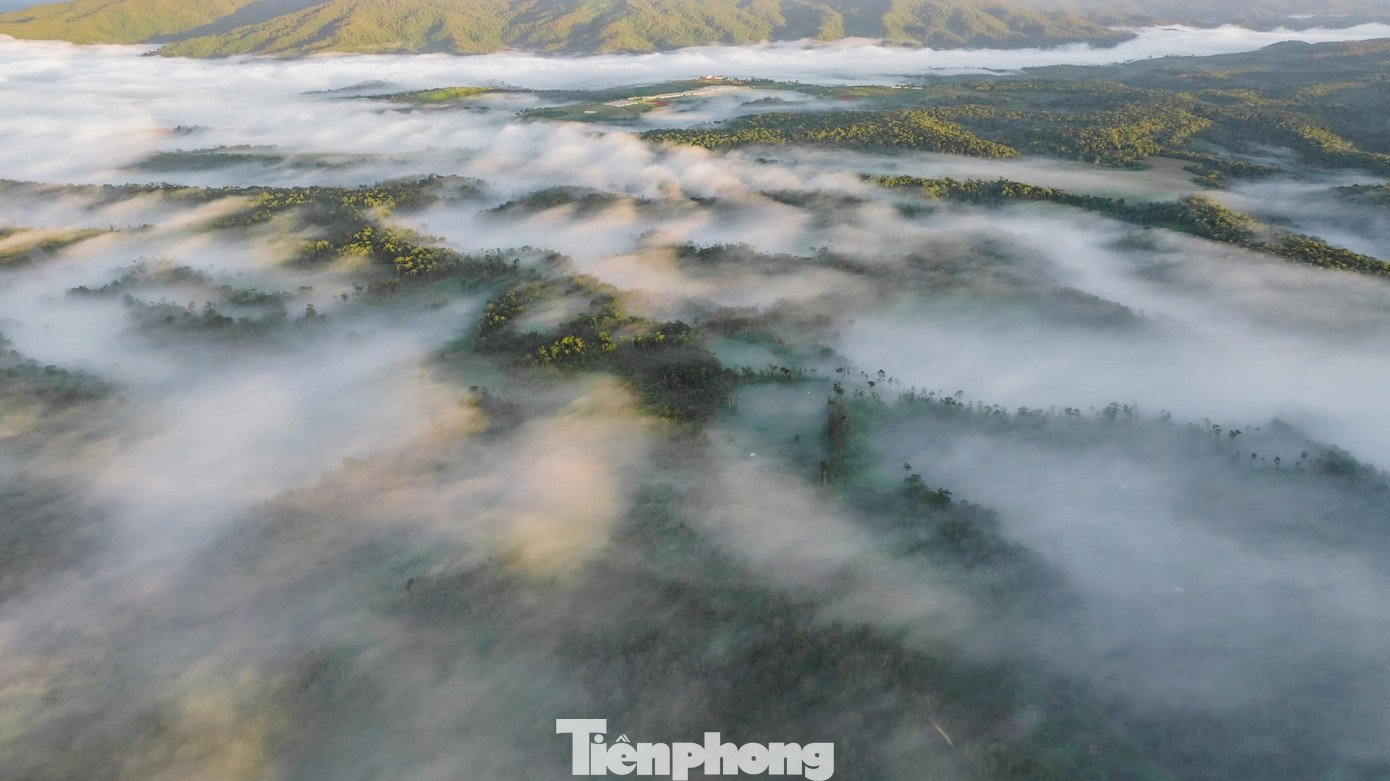 Từ đồi Đức Mẹ Măng Đen, khu 37 hộ cho đến các làng Kon Tu Rằng, Kon Pring, Kon Vơng Kia… biển mây như tấm voan khổng lồ phủ kín không gian.