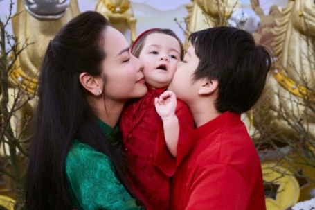 Ảnh sao 23/2: Nhật Kim Anh cùng hai con khai xuân