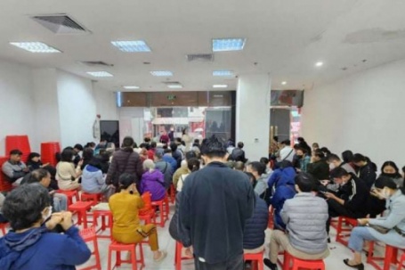 Giá vàng hôm nay mới nhất (23/2) tăng khủng khiếp: Người mua xếp hàng đông nghịt, nhà vàng cháy hàng