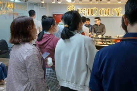 Người dân TPHCM đổ xô mua vàng, bạc, gửi tiết kiệm ngay ngày làm việc đầu năm