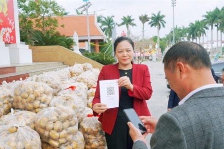 Lãnh đạo xã ở Hưng Yên livestream bán 4,5 tấn khoai tây giúp dân