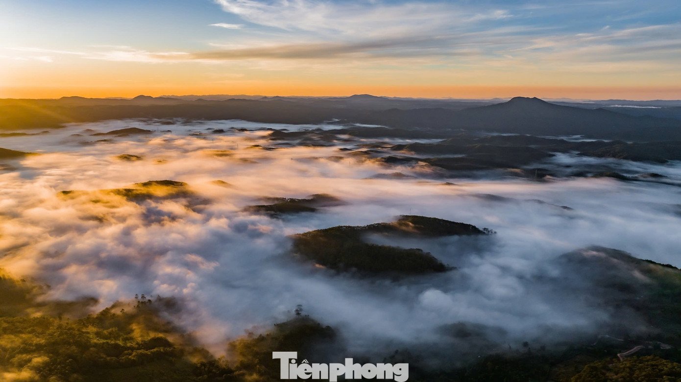 Xen lẫn giữa sắc trắng tinh khôi là màu xanh thẫm của rừng tự nhiên, đồi thông, tạo nên bức tranh thiên nhiên vừa hùng vĩ, vừa nên thơ.