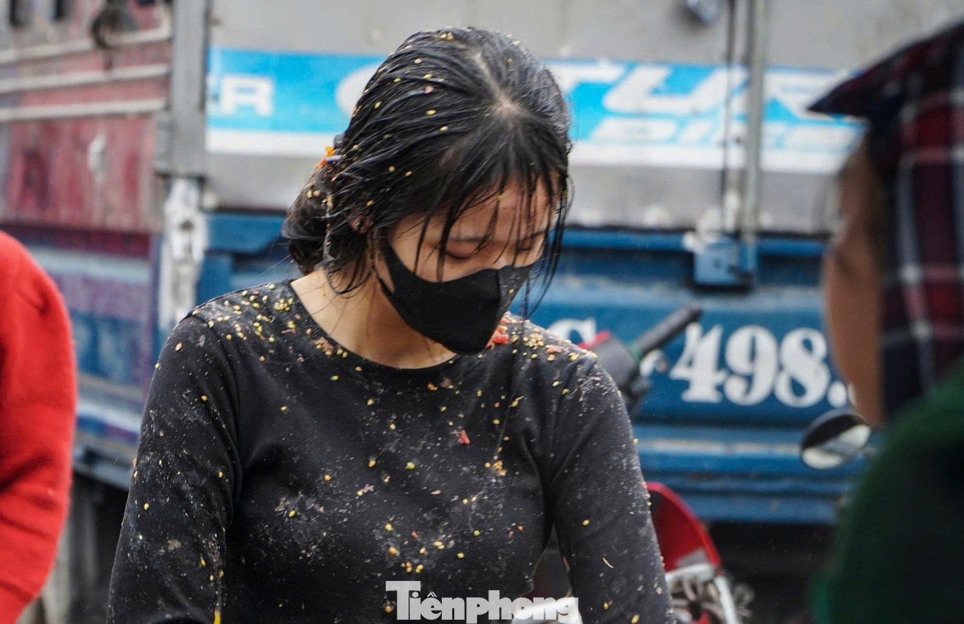 Theo ghi nhận, các bạn nữ thường là "tâm điểm" để các bạn nam ném cà chua.