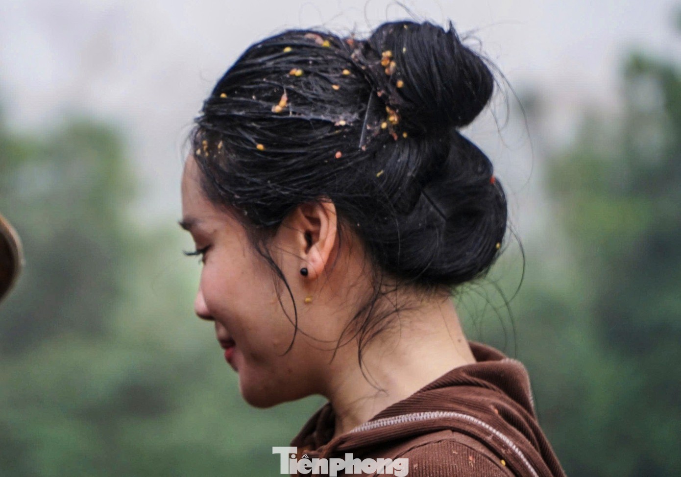 Theo ghi nhận, các bạn nữ thường là "tâm điểm" để các bạn nam ném cà chua.