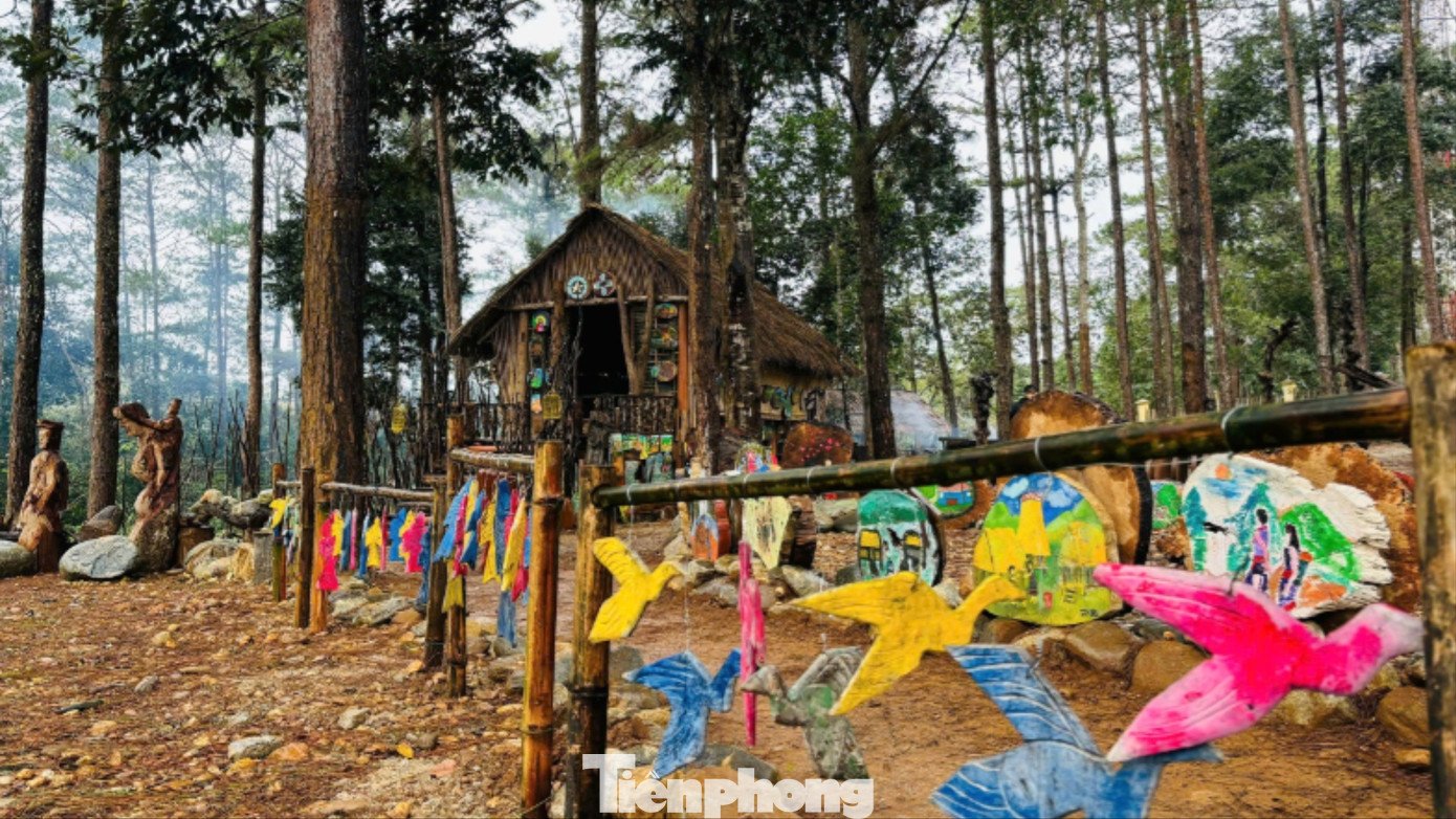 Không chỉ tại các điểm cao, dọc những tuyến đường trung tâm ở Măng Đen, nhiều quán cà phê nằm trên sườn đồi cũng trở thành “ban công” lý tưởng để du khách phóng tầm mắt ngắm mây.