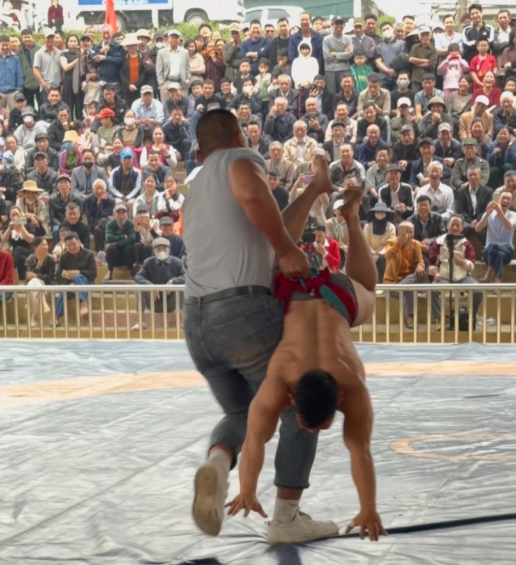 Hình ảnh Hà Văn Hiếu, tóm khố, nhấc bổng Đào Hồng Sơn